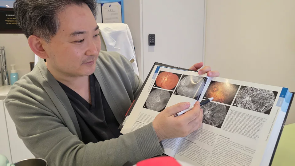 망막과 시신경 검사 이미지를 설명하는 안과 의료진