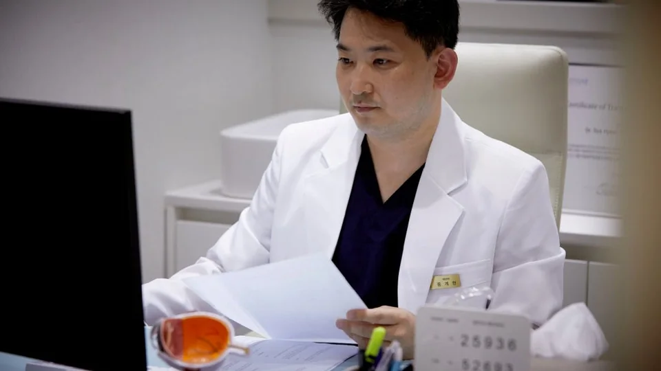 시력교정 검사 전 확인 사항을 살피는 안과 의료진