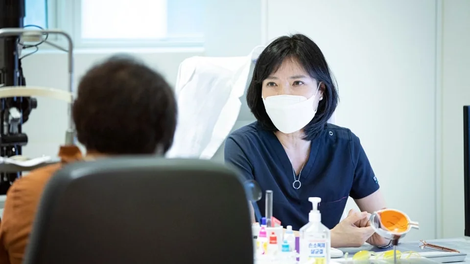 노안과 백내장 증상을 확인하는 안과 진료 상담