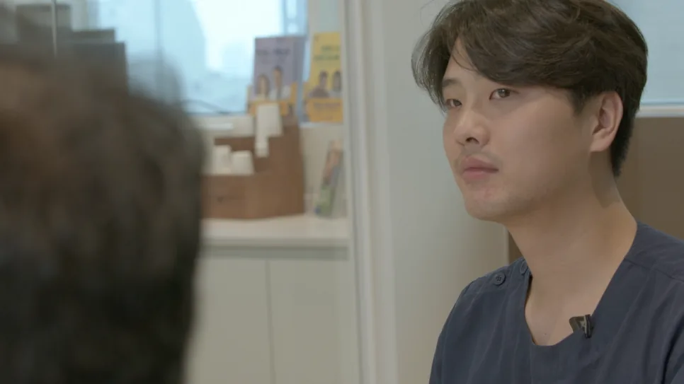 스마일라식 수술방법을 확인하는 환자 상담