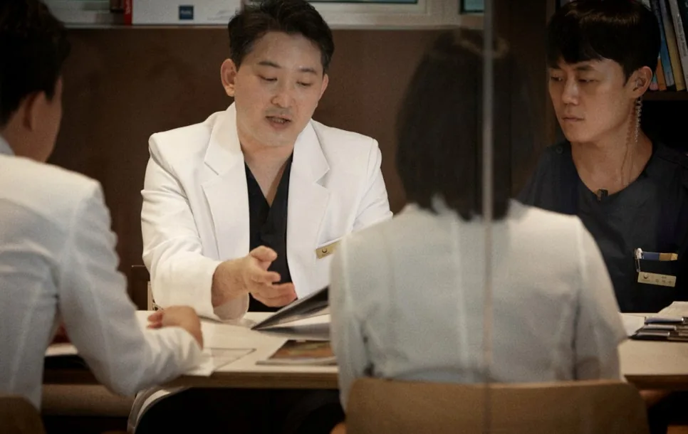 라식 라섹 스마일라식 차이를 설명하는 의료진 상담
