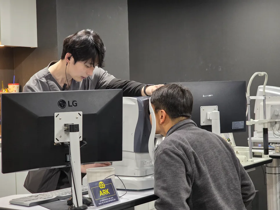 시력교정 안과에서 검사 결과를 확인하는 상담