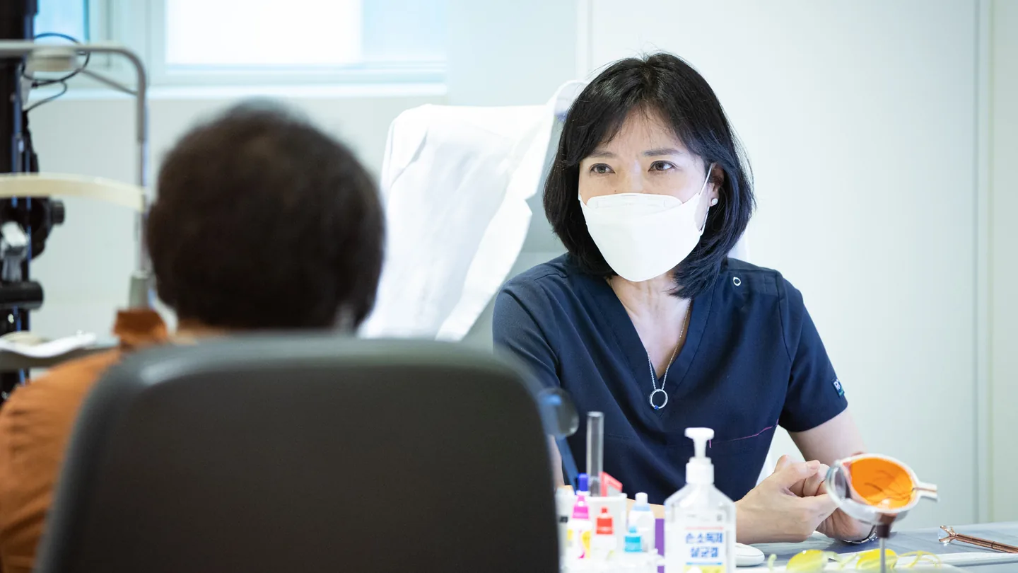 강남센트럴안과 상담실 — 안과 전문의가 검사 결과를 설명하는 장면