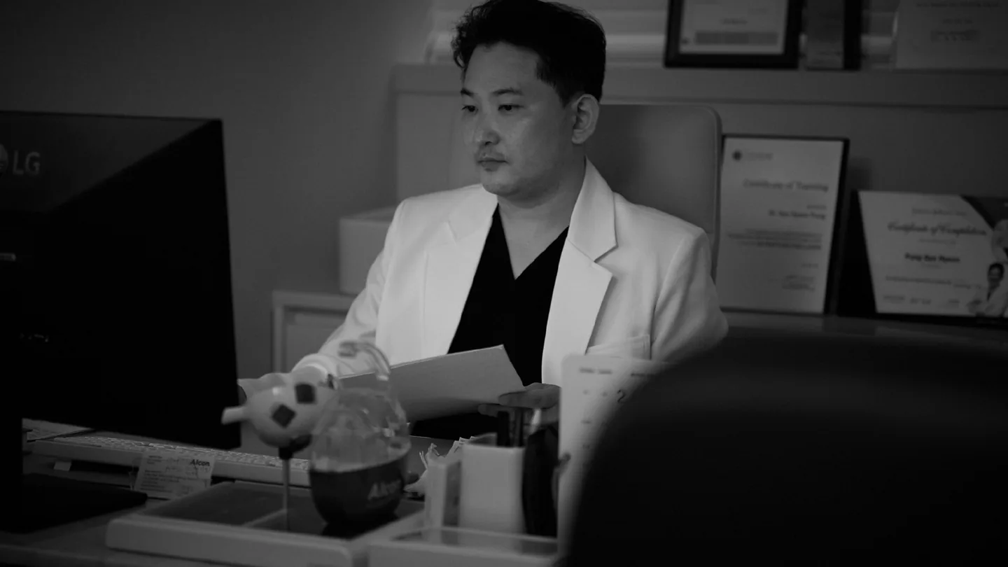 강남센트럴안과 진료실의 의료진