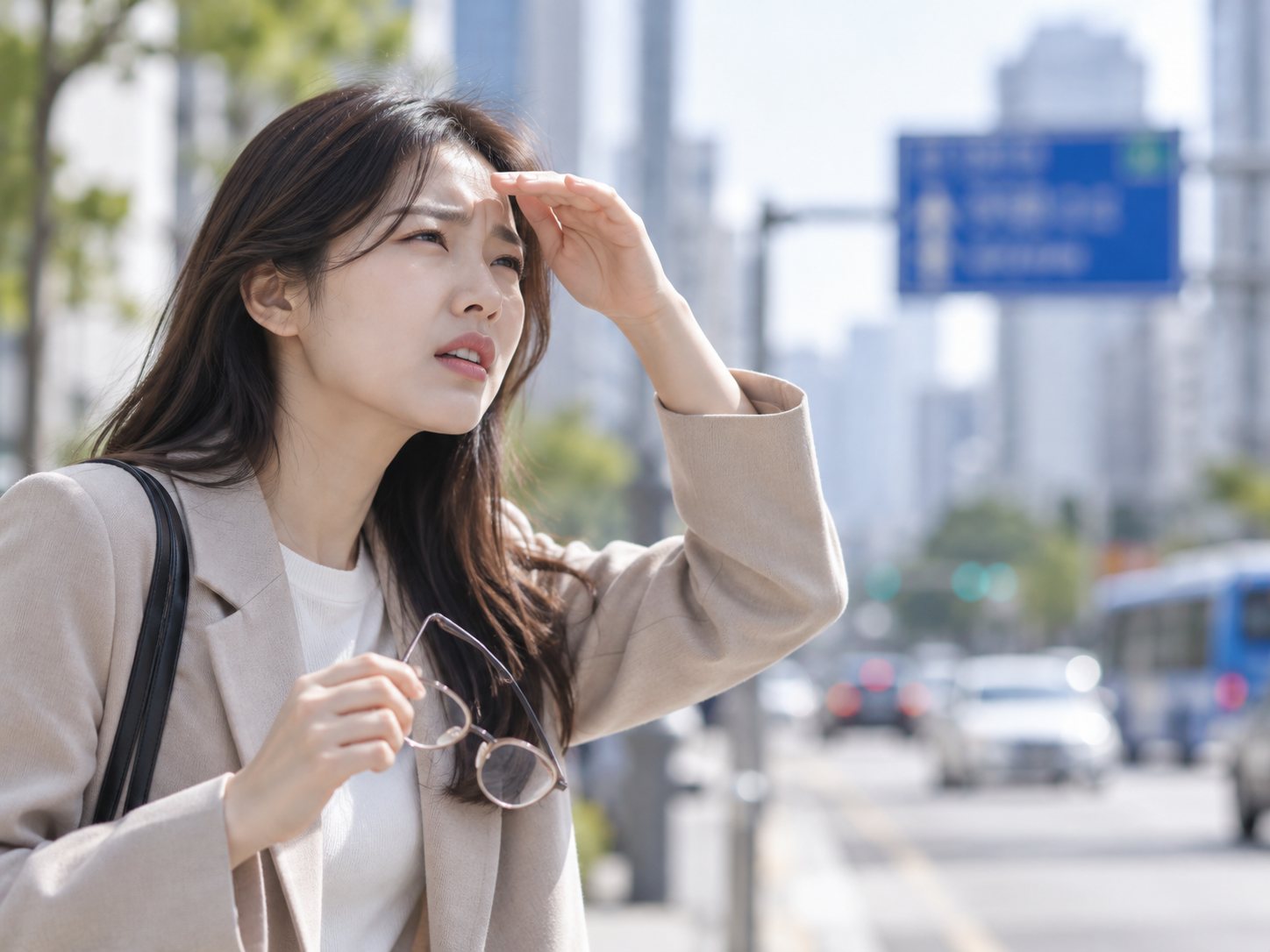스마트폰 화면에 눈을 가까이 대고 보는 모습