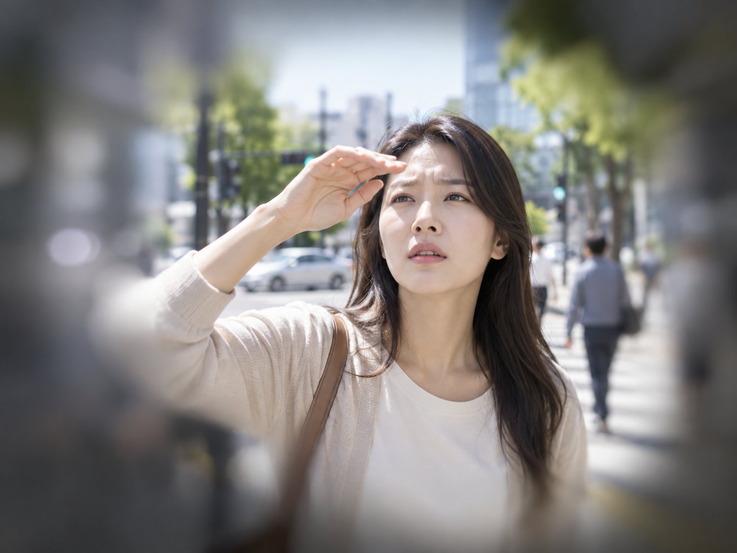 거리를 걸으며 주변을 둘러보는 모습
