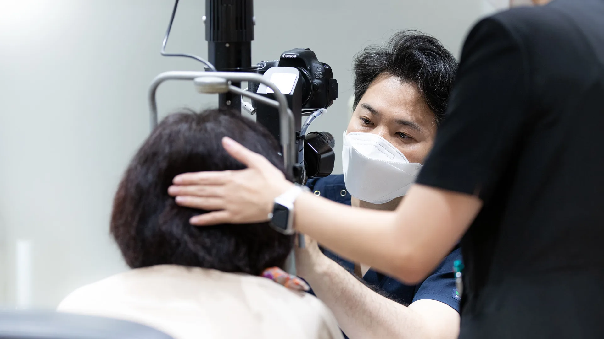 医療スタッフが患者の検査姿勢を整えている様子