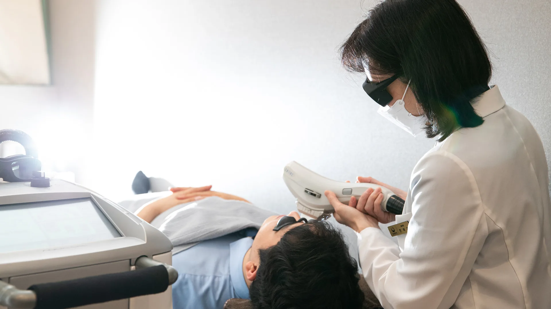 検査モニターを確認しながら施術する医療スタッフ
