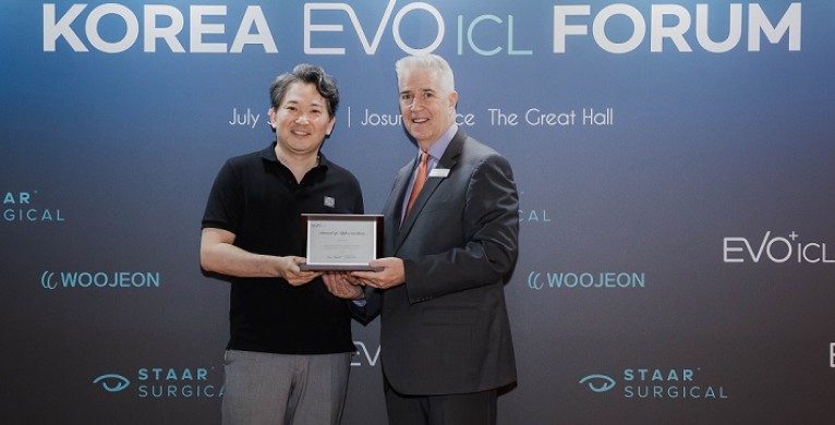 「KOREA EVO ICL FORUM」이라고 적힌 배경 앞에서 두 사람이 액자를 함께 들고 서 있는 모습