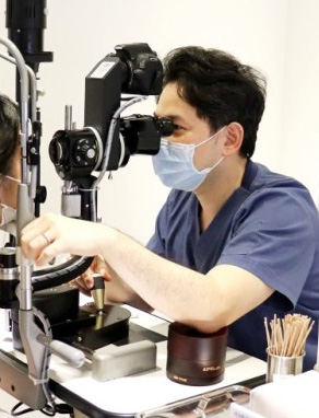 세극등 현미경으로 눈 상태를 살펴보는 의료진