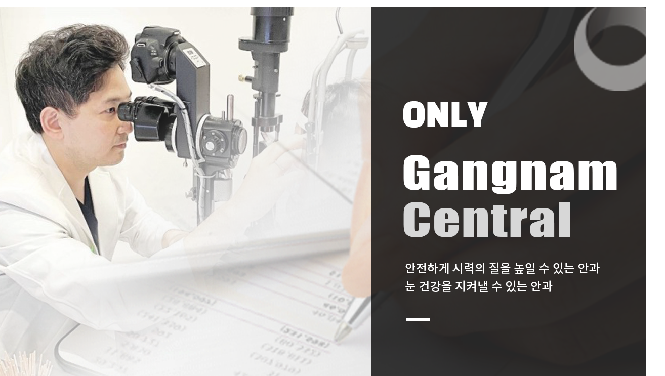 흰 가운을 입은 사람이 검사 장비를 들여다보는 사진과 병원 영문 이름이 함께 놓인 그래픽