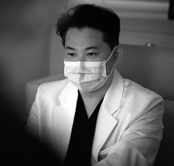 약이 담긴 투명한 유리 공병