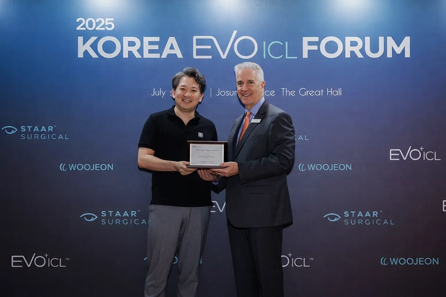 투명한 약 공병 속 백색 약이 보이는 장면